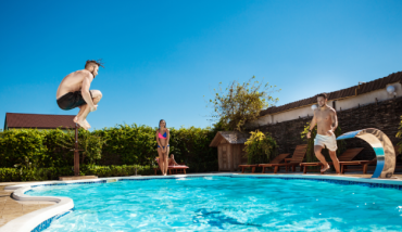 Des jeunes faisant une bombe dans une piscine