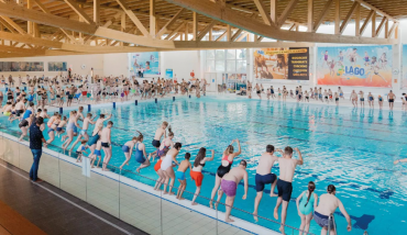 Près de 300 personnes effectuent une bombe géante dans une piscine en Belgique