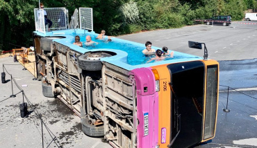 Un bus en guise de piscine !