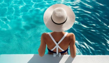 Une femme se prélassant dans une eau de piscine cristalline