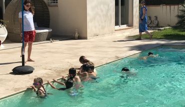 Des enfants apprenant l'aisance aquatique dans une piscine privée
