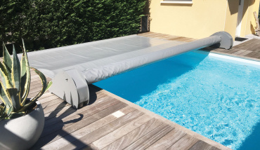 Une couverture de piscine à barres sans coffre de rangement