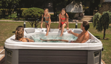 Des spas 5 places pour une relaxation en famille