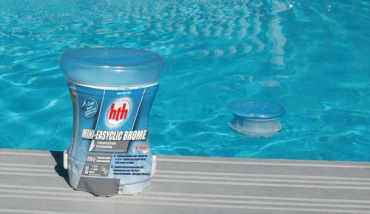 Un flotteur qui diffuse régulièrement un produit d'entretien pour la piscine