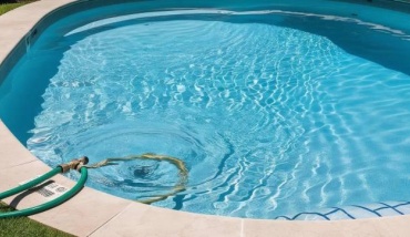 Une piscine privée en train de se remplir