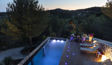 Des projecteurs LED faciles à installer sur sa piscine