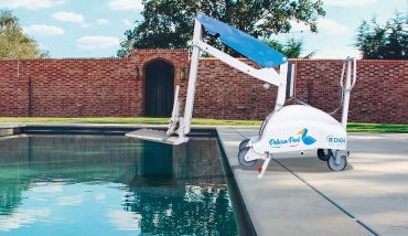 Faciliter l'accès à la piscine pour les PMR grâce à l'élévateur Pelican Pool