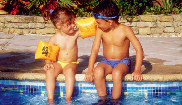 Règles de sécurité au bord de la piscine.