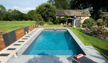 Une piscine à fond mixte avec escalier d'angle signée Aquilus