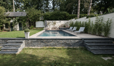 Un exemple de finition de piscine avec margelles et plage en bois