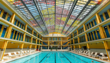 La verrière peinte de la piscine intérieur du complexe Molitor