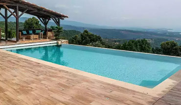 Une piscine à débordement donnant sur le maquis corse