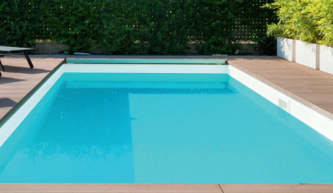 une piscine avec une ligne deau propre