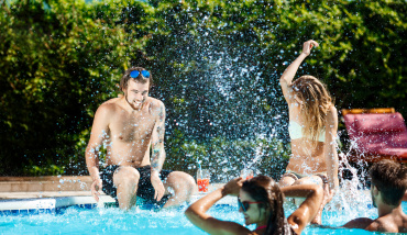 Des amis s'amusant autour d'une piscine
