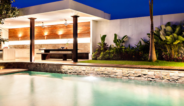 Une piscine éclairée avec un luminaire Led de Seamaid