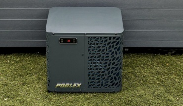 Photo d'une pompe à chaleur compacte de la gamme Poolex Spawer, probablement installée à côté d'un spa. L'appareil est moderne et conçu pour optimiser l'efficacité énergétique.