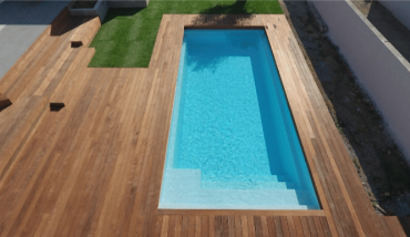 L'une des deux nouvelles piscines coques petits formats de la gamme Sherry Lounge