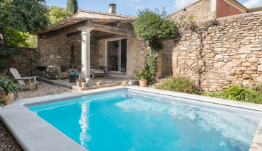 Une piscine Aquilus installée près d'un mur