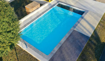 La piscine coque Arizona avec couverture électrique intégrée sous plage