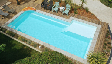 Larimar, la piscine coque polyester avec plage excentrée d'Alliance Piscines