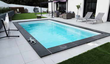 Une piscine coque à fond plat de la marque Coktail Piscine
