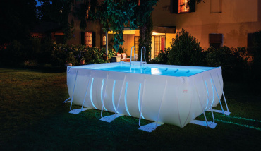 Une piscine hors-sol avec projecteur LED qui s'illumine de nuit