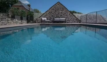 Une piscine angulaire construite dans une ancienne loge à cochons