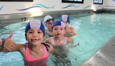 Des enfants ont pu apprendre à nager grâce à la piscine itinérante