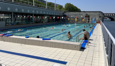 La piscine flottante à ciel ouvert installée directement sur la Seine à Paris 13