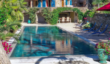 Une piscine miroir construire en béton armé signée Diffazur