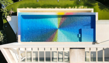 Une piscine arc-en-ciel signée Felipe Pantone