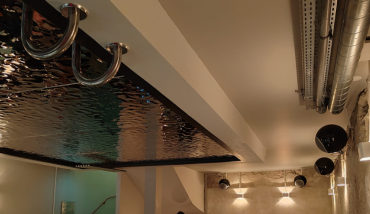 La piscine collée au plafond de The Underpool, un bar parisien