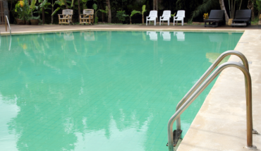 Comment traiter une eau de piscine devenue verte après un orage ?