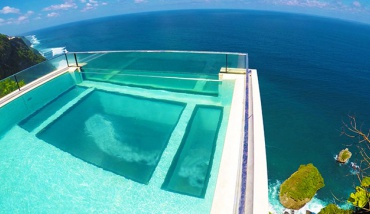 Piscine du complexe Edge Resort à Bali