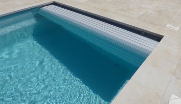 Piscine coque avec volet roulant immergé