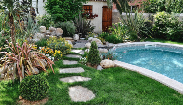 Planter son gazon au plus près de sa piscine, bonne ou mauvaise idée ?