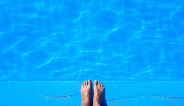 une piscine avec une eau propre