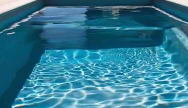 Une piscine privée avec une profondeur mixte