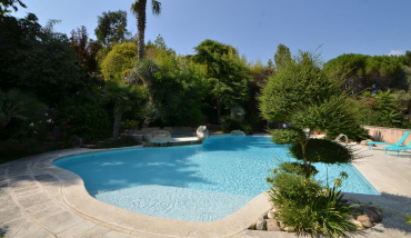 Un exemple d'aménagement autour d'une piscine