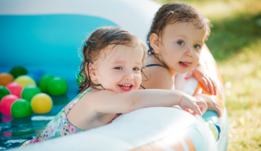 Deux petites filles dans une piscine gonflable