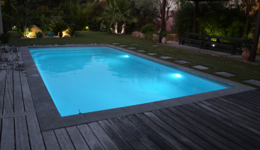 Un projecteur de piscine puissant pour des soirées sans fin !