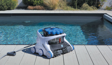 Nettoyer sa piscine avec le robot nettoyeur de piscine AquaVac 6 Series d'Hayward