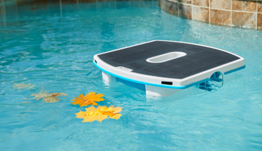 Un nettoyeur de surface de piscine fonctionnant à l'énergie solaire