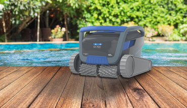 Un robot de piscine mesurant la température de l'eau