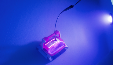 Des robots nettoyeurs de piscine à LEDs signés Aquatron