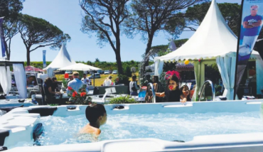 Un spa exposé au salon piscine, spa et jardin de Nice