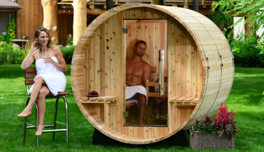Un sauna d'extérieur en tonneau proposé sur le site de SwimmingPool.eu