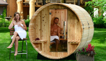 Un sauna d'extérieur en forme de tonneau à installer dans son jardin