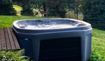 Un spa extérieur appartenant à la nouvelle gamme bien-être d'Aquilus