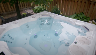 Le spa Infinity de Clairazur allie auto-filtration, isolation eco-énergie et design travaillé